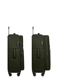 Valigia verde di forma rettangolare, con superficie testurizzata, due tasche frontali e manico retrattile. Quattro ruote nere per la mobilità.