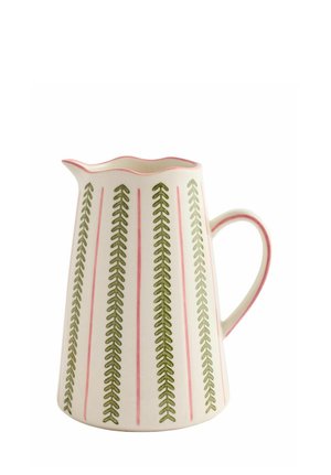 Brocca in ceramica color crema con motivi verticali di foglie verdi e sottili strisce rosa, bordo smerlato e manico curvo bordato di rosa.