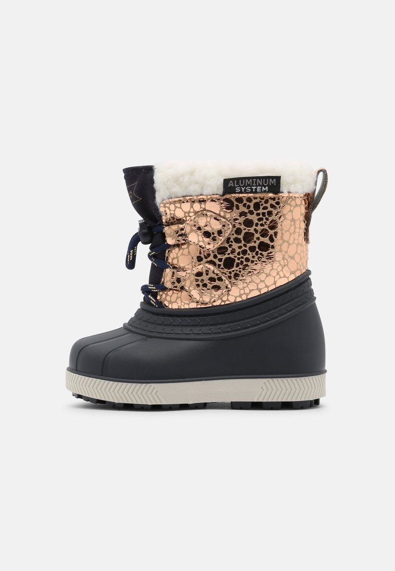 Botas de nieve con una base de goma gris oscura, parte superior con un patrón floral metálico en color cobre, cuello de piel sintética blanca y cordones de color azul oscuro.