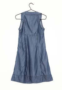Denimmekko ripustettuna, jossa on istuva yläosa, hihaton malli ja liehuva hame tekstuurilla varustetulla helmalla. Sininen väri, rento tyyli.