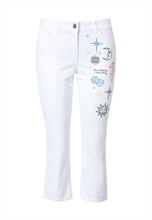 Weiße Jeans-Caprihosen mit verschiedenen bunten gestickten Motiven, darunter Sterne, Augen, Schmetterlinge und Schriftzüge.