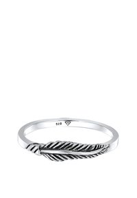 Ring aus Sterlingsilber mit einem strukturierten Federdesign. Der Ringbund ist glatt und hochglanzpoliert. Mit "925" für Silberreinheit gekennzeichnet.