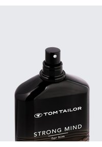 Czarna prostokątna butelka z atomizerem, z białym napisem: "TOM TAILOR STRONG MIND dla niego." Błyszczące wykończenie z zaokrąglonym wierzchołkiem.