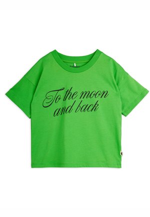 Camiseta de manga corta de color verde brillante con texto en cursiva negra "Hasta la luna y de regreso" impreso en el frente.