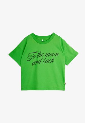 Camiseta de manga corta de color verde brillante con texto en cursiva negra "Hasta la luna y de regreso" impreso en el frente.