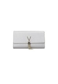 Pochette bianca con finitura testurizzata, caratterizzata da un accentuato hardware dorato, un logo a "V" e un elegante pendaglio a catena.