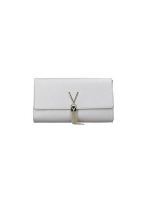 Pochette bianca con finitura testurizzata, caratterizzata da un accentuato hardware dorato, un logo a "V" e un elegante pendaglio a catena.