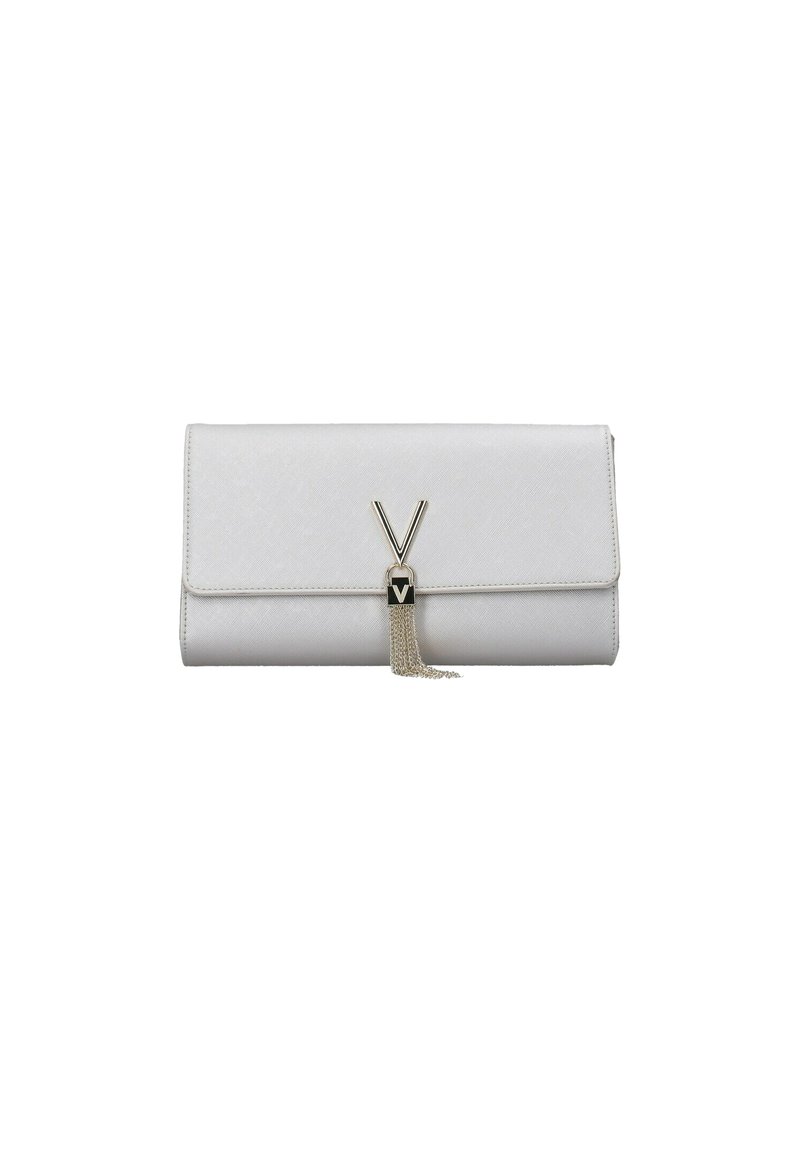 Pochette bianca con finitura testurizzata, caratterizzata da un accentuato hardware dorato, un logo a "V" e un elegante pendaglio a catena.