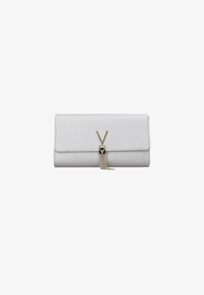 Pochette bianca con finitura testurizzata, caratterizzata da un accentuato hardware dorato, un logo a "V" e un elegante pendaglio a catena.