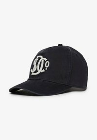 Sort baseball cap lavet af bomuld, med et hvidt broderet logo på fronten, buet skygge og justerbar rygrem.
