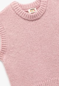 Roze gebreide kindersweater met een ronde hals, korte mouwen en ribgebreide randen. Zachte textuur; label geeft maat 6-7 jaar aan.