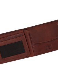 Braunledergeldbeutel mit gesteppten Kanten, ausgestattet mit Kartenfächern und einem transparenten Ausweisfach. Langeweile Textur, minimalistisches Design.