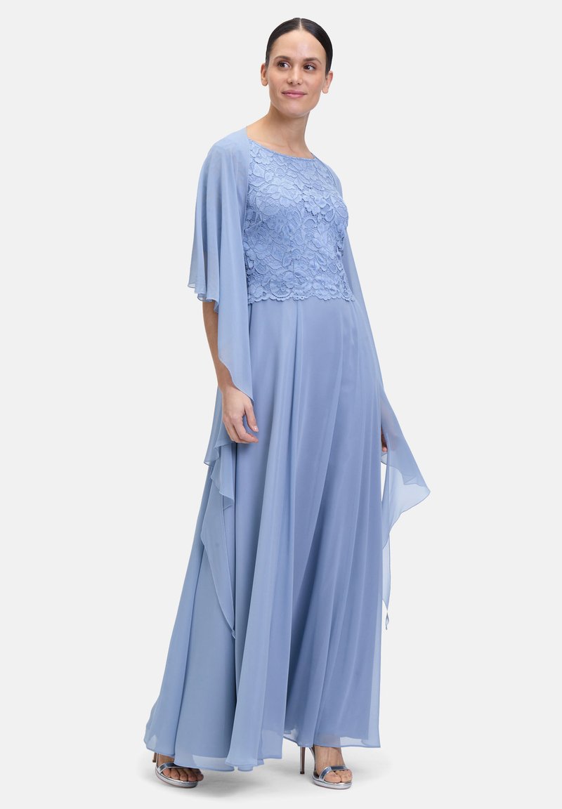 Helles blaues Kleid mit einem Spitzenoberteil, fließenden Kapuffärmeln und einem bodenlangen Chiffonrock mit glatter Textur.