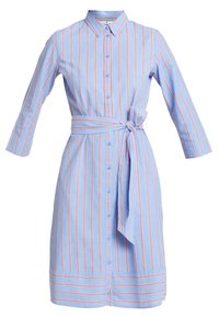 Niebieska sukienka koszulowa w paski z kołnierzykiem, zapinana na guziki, z długimi rękawami i paskiem w talii z czerwonymi akcentami.