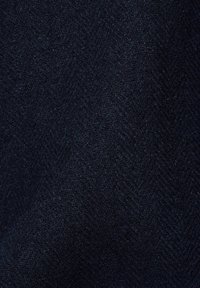 Mörkblå herringbone-tyg med en slät textur, som har ett subtilt vävt mönster, troligen tillverkat av ull eller en ullblandning.