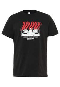 Svart bomullströja med en djärv grafisk tryck som har röd och vit text: "INGEN" ovanför ett ansikte med stängda ögon och "SER SPELET SOM JAG GÖR."