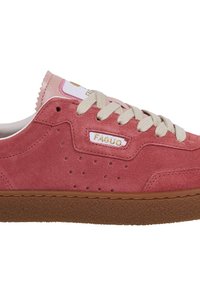 Rosa Wildledersneaker mit beigen Schnürsenkeln, durchbrochenen Seitendetails und brauner Gummisohle, mit der Goldschrift "Faguo" versehen.