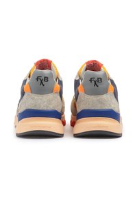 Sneaker in Marineblau und grauem Wildleder, mit orangen und gelben Akzenten. Verfügt über eine graue Ferse und eine blaue Zwischensohle. Strukturiertes Gummisohle.