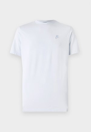 T-shirt de manga curta azul clara, feito de algodão. Apresenta um decote redondo e um pequeno gráfico discreto no lado esquerdo do peito. Textura suave.