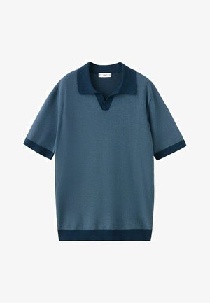 Polo en maille bleue à manches courtes avec un motif texturé, col, bordures de manches et ourlet bleu foncé.