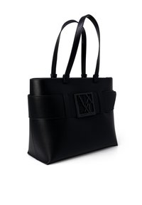 Borsa a spalla nera in pelle con manici piatti doppi, forma rettangolare e un evidente logo frontale. Texture liscia e design strutturato.