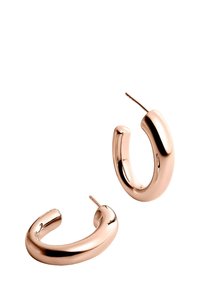 Pendientes de aro en oro rosa con una superficie lisa y brillante, que presentan un diseño redondeado y un cierre de varilla delgada para facilitar su uso.