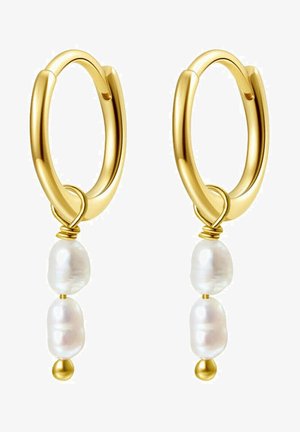Goldene Creolenohrringe mit zwei Tropfen unregelmäßig geformter weißer Perlen; sie verfügen über eine glatte Oberfläche und goldene Beschläge, die die Perlen verbinden.