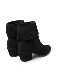 Schwarze Wildlederstiefeletten mit geschichteten Fransen, seitlichem Reißverschluss und einem klobigen Absatz. Glatte Textur mit einem abgerundeten Zehendesign.