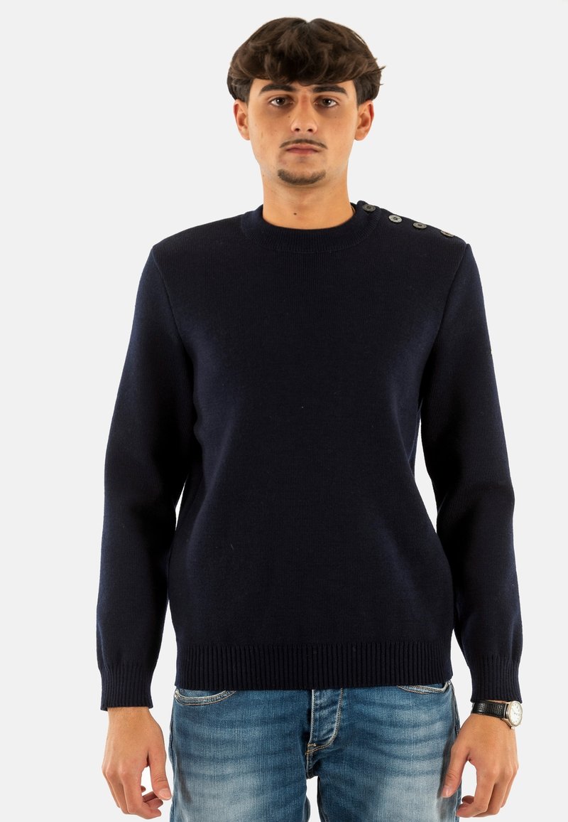 Maglione girocollo blu navy con maniche a costine e finitura testurizzata; presenta quattro bottoni decorativi sulla spalla.