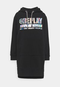 Robe à capuche noire avec une poche avant, une capuche à cordon et un lettrage irisé indiquant "@REPLAY NOT ORDINARY PEOPLE." Texture douce du tissu.