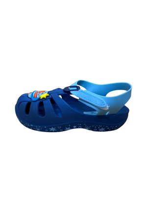 Sandalia azul para niños con correa ajustable, decoración de pez y estrella en la parte superior, y suela con diseño de estrellas.