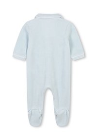 Bodysuit pour bébé de couleur bleu clair en tissu doux, avec un col polo, des manches longues et un bas avec pieds et poignets côtelés.