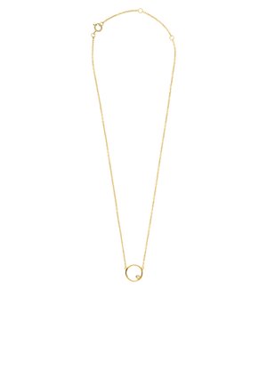 Zarte goldene Kettenhalskette mit einem kleinen offenen Kreis-Anhänger, der einen einzigen winzigen Diamanten enthält, vor weißem Hintergrund.
