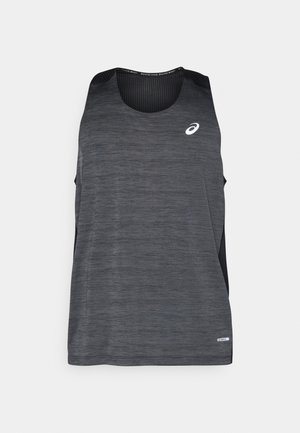 Črn športni tank top z teksturirano tkanino, okroglim izrezom in kontrastnimi mrežastimi stranskimi paneli; spredaj ima majhen bel logotip.