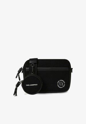 Zwarte rechthoekige crossbodytas met een ronde muntenportemonnee bevestigd, beide met Karl Lagerfeld-logo en ritssluitingen.