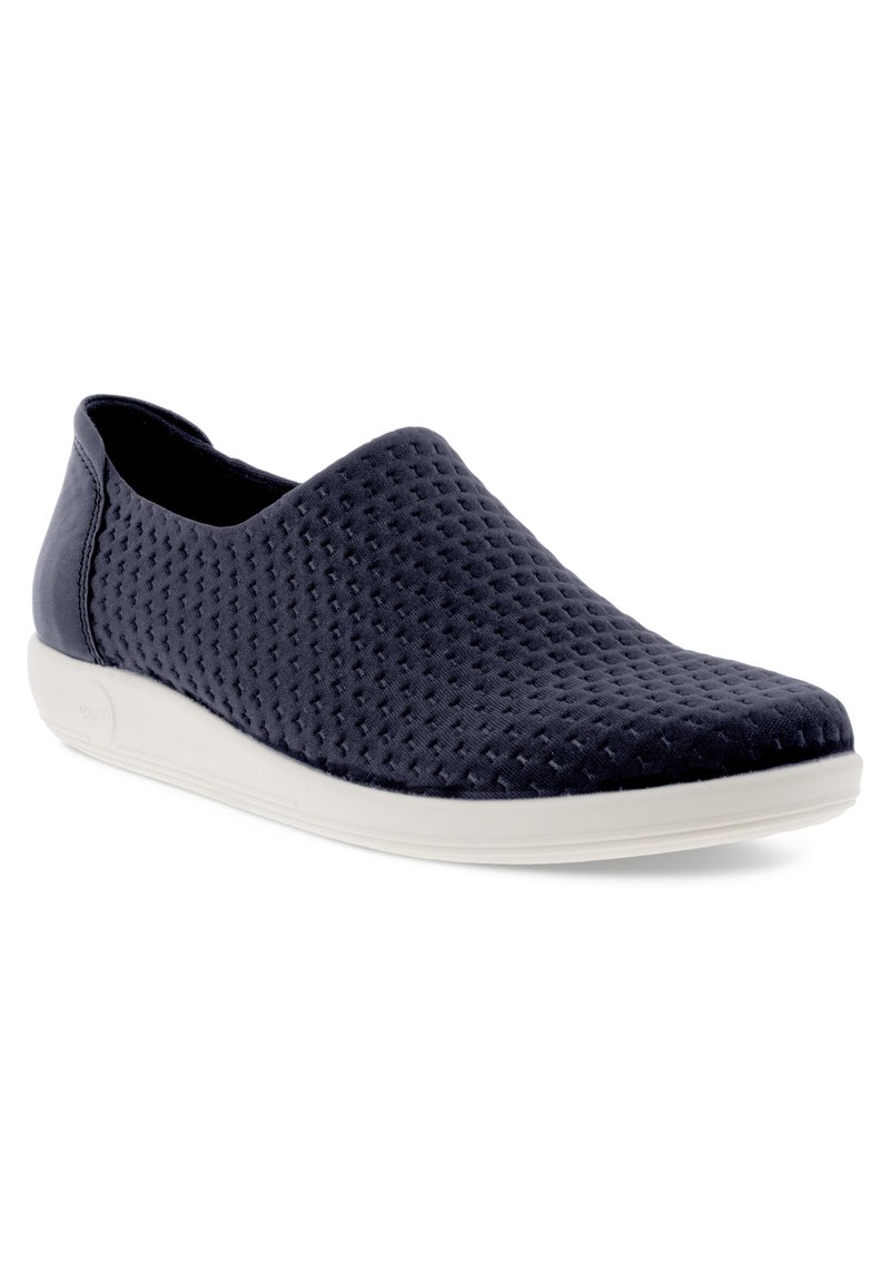 Granatowe buty wsuwane z teksturowaną cholewką w diamentowy wzór i kontrastującą białą podeszwą. Miękki materiał tkaninowy oraz zaokrąglony nos.