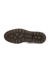 Suela de goma marrón con patrones de tracción profunda y un diseño geométrico. Textura suave con un tacón plano y apariencia robusta.