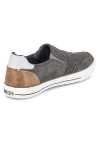 Šedá obuv na slip-on vyrobená z kůže a semiše, s hnědým akcentem na zadní části a bílou gumovou podešví. Perforovaný design na svršku.