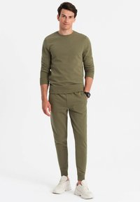Unausgewählt, olive