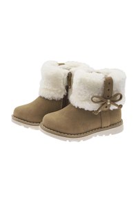 Botas de tobillo de ante marrón con un puño de piel sintética blanca, cierre de cremallera y un lazo decorativo en el lateral, que cuentan con una suela de goma texturizada.