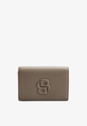 Billetera de cuero gris con textura de guijarros y detalle de logo en relieve. Presenta una forma rectangular y una superficie texturizada con sutiles acentos de costura.