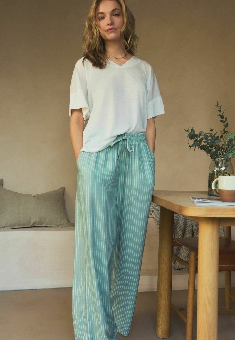 Next Yöasusetti - sage green