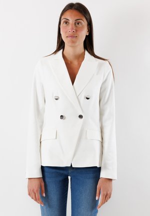 Blazer bianco a doppio petto con bottoni argento, taglio sartoriale e rever a scarpetta. Tessuto liscio con tasche laterali.