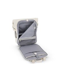 Batoh v světlé béžové barvě se šedým vnitřkem; má zipovou kapsu, nastavitelné popruhy a polstrovanou přihrádku na notebook.