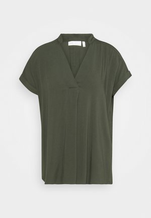 Blusa verde oscuro de manga corta con escote en V y un corte suelto y relajado, mostrada sobre un fondo blanco liso.
