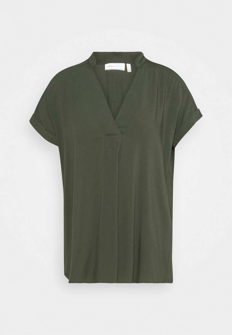 Blouse vert foncé à manches courtes avec un col en V et une coupe ample et décontractée, présentée sur un fond blanc uni.