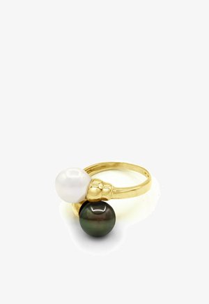 Gouden ring met één witte en één zwarte parel op een open band met een klein strikvormig detail tussen de parels.