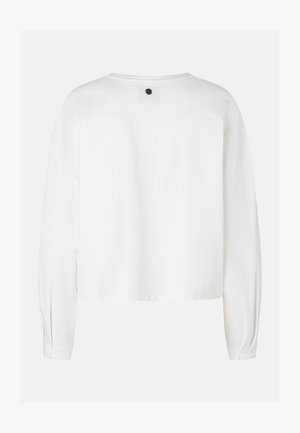 Weißes, kurz geschnittenes Sweatshirt mit langen Ärmeln, überschnittenen Schultern und kleinem schwarzem Logo-Patch nahe dem Rückenausschnitt.