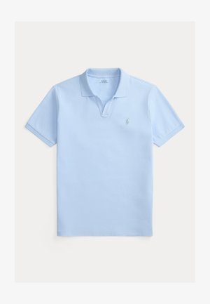 Lys blå polotrøye laget av bomull, med klassisk krage og korte ermer, med en liten brodert logo på venstre bryst.