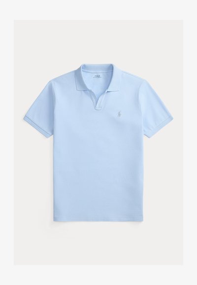 Σιέλ πόλο μπλουζάκι από βαμβάκι, με κλασικό γιακά και κοντά μανίκια, με μικρό κεντητό λογότυπο στο αριστερό στήθος.